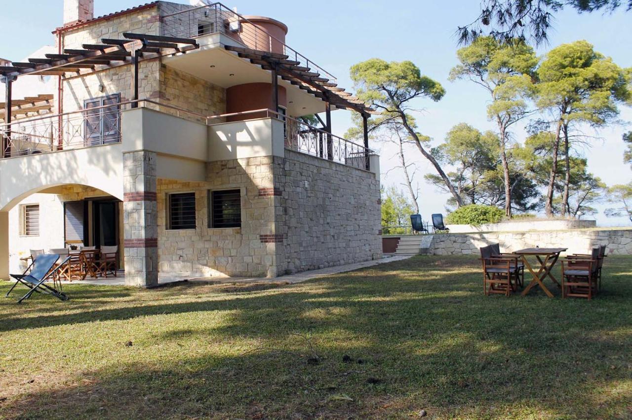 4 Bedroom Villa With Pool And Garden Néa Fókaia Kültér fotó